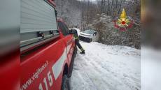 Montoggio, auto finisce fuori strada, conducente illeso: intervento dei Vigili del Fuoco