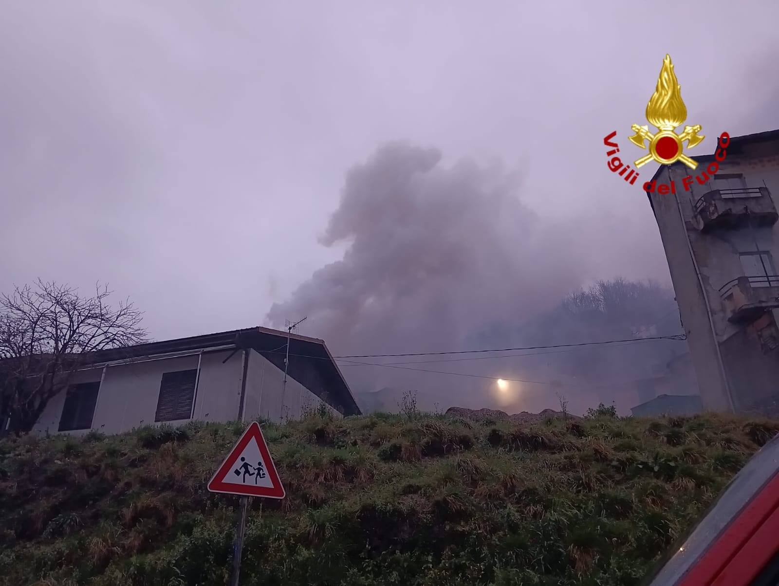 Incendio a Neirone, fiamme sul tetto di un'abitazione: coinvolti anche altri edifici 