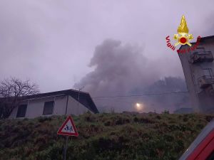 Incendio a Neirone, fiamme sul tetto di un'abitazione: coinvolti anche altri edifici 