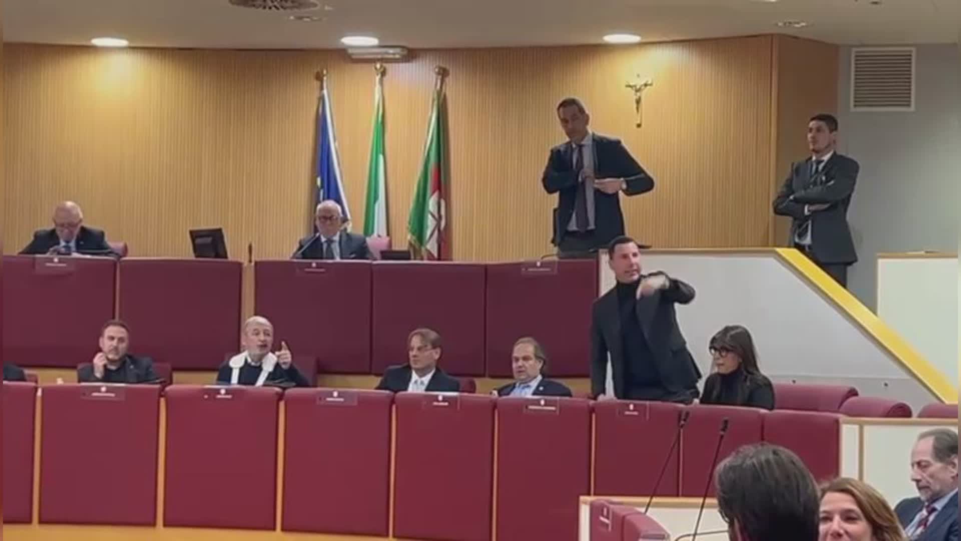 "Al centrodestra piace bruciare": bufera in consiglio regionale su Giordano (M5S), scintille Bucci-Orlando, seduta sospesa dopo le scuse