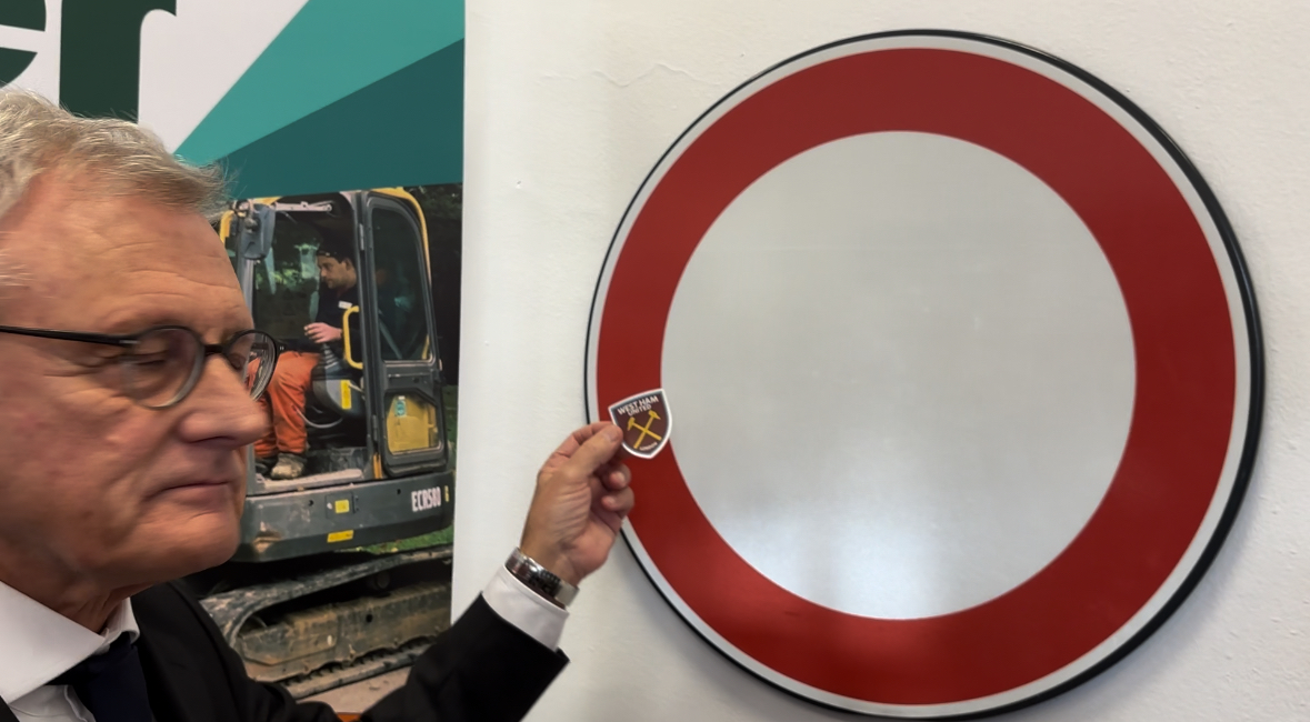Genova, “#ConNoinonAttacca”: Aster adotta tecnologia anti-stickers nella segnaletica urbana