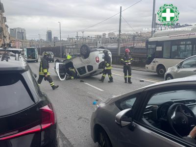 Genova, auto si ribalta in via Tolemaide: ricoverati due 70enni