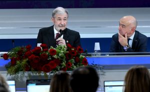 Festival Sanremo, Bucci presenta il premio per la serata delle cover: un vetro artistico omaggio alla musica italiana e alla tradizione ligure