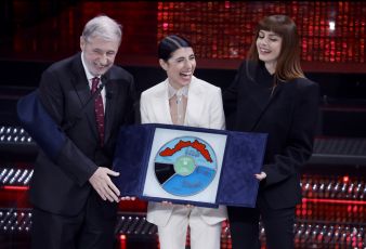 Sanremo, il presidente Bucci consegna il premio della serata cover 