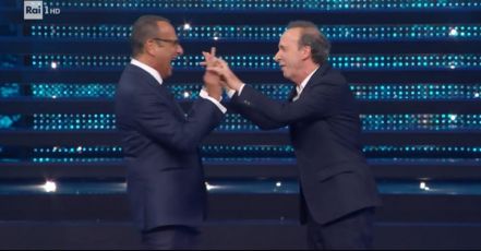 Sanremo 2025, Benigni apre la quarta serata: “Trump vuole anche la Liguria, altrimenti mette il dazio sulle trofie al pesto!”