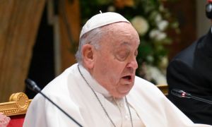 Papa Francesco: "Quadro clinico complesso", prolungata degenza e modificata terapia