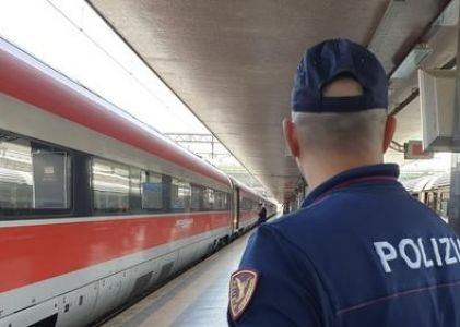 Genova, rubano uno zaino sul treno: arrestati due uomini 
