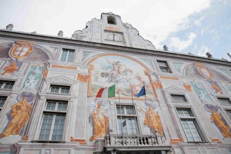 Protesta a Palazzo San Giorgio, rumori molesti per attirare l’attenzione delle istituzioni