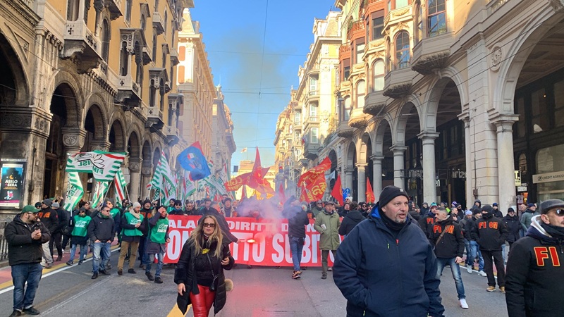 Genova, metalmeccanici in sciopero per il mancato rinnovo del contratto nazionale: “Stipendi bloccati da anni, erosi dall’inflazione”