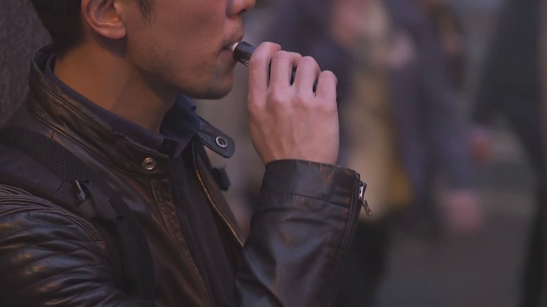 Cala il numero dei fumatori ma attenzione alle sigarette elettroniche, l'esperto: "Pericolose per chi non fuma"