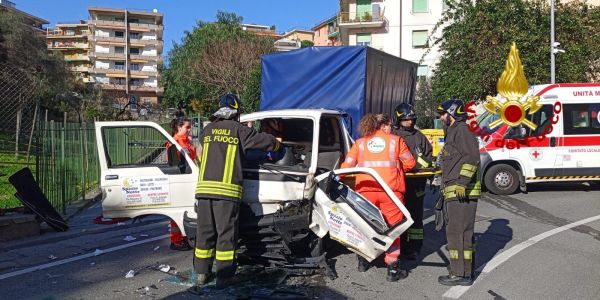 Interventi dei Vigili del Fuoco a Carasco e Chiavari per un incendio e un incidente stradale