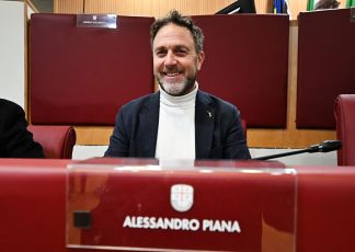 Aggressione a Genova, il vicepresidente della Regione Piana minacciato da un uomo in piazza De Ferrari