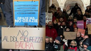 Ddl sicurezza, un centinaio di persone in protesta in Prefettura contro "la legge liberticida"