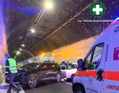 Scontro tra due auto sulla A12, traffico rallentato: ferite due donne tra cui una incinta