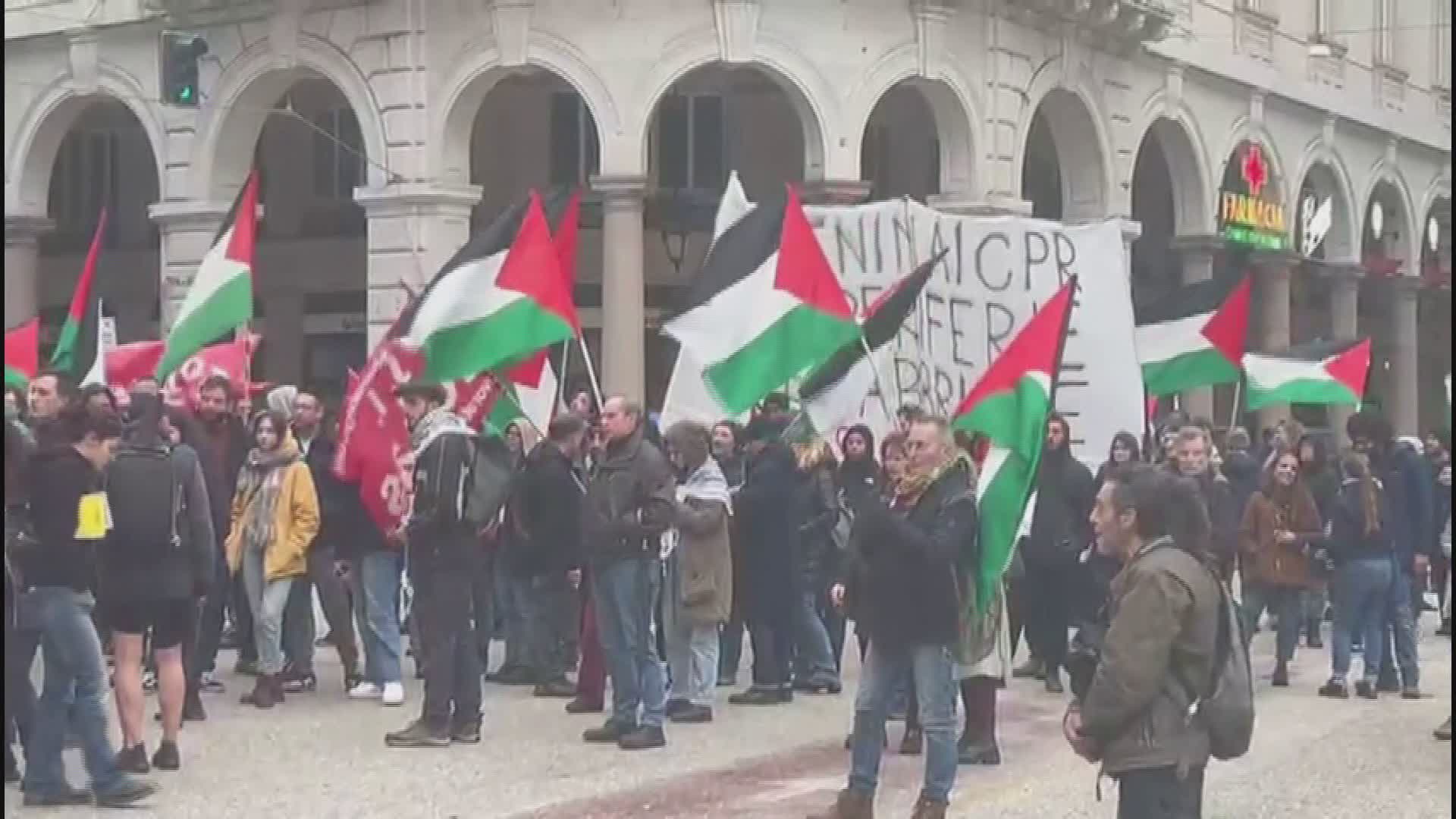 Corteo pro Palestina in centro a Genova, manifestanti in piazza De Ferrari