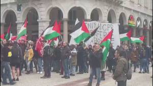 Corteo pro Palestina in centro a Genova, manifestanti in piazza De Ferrari