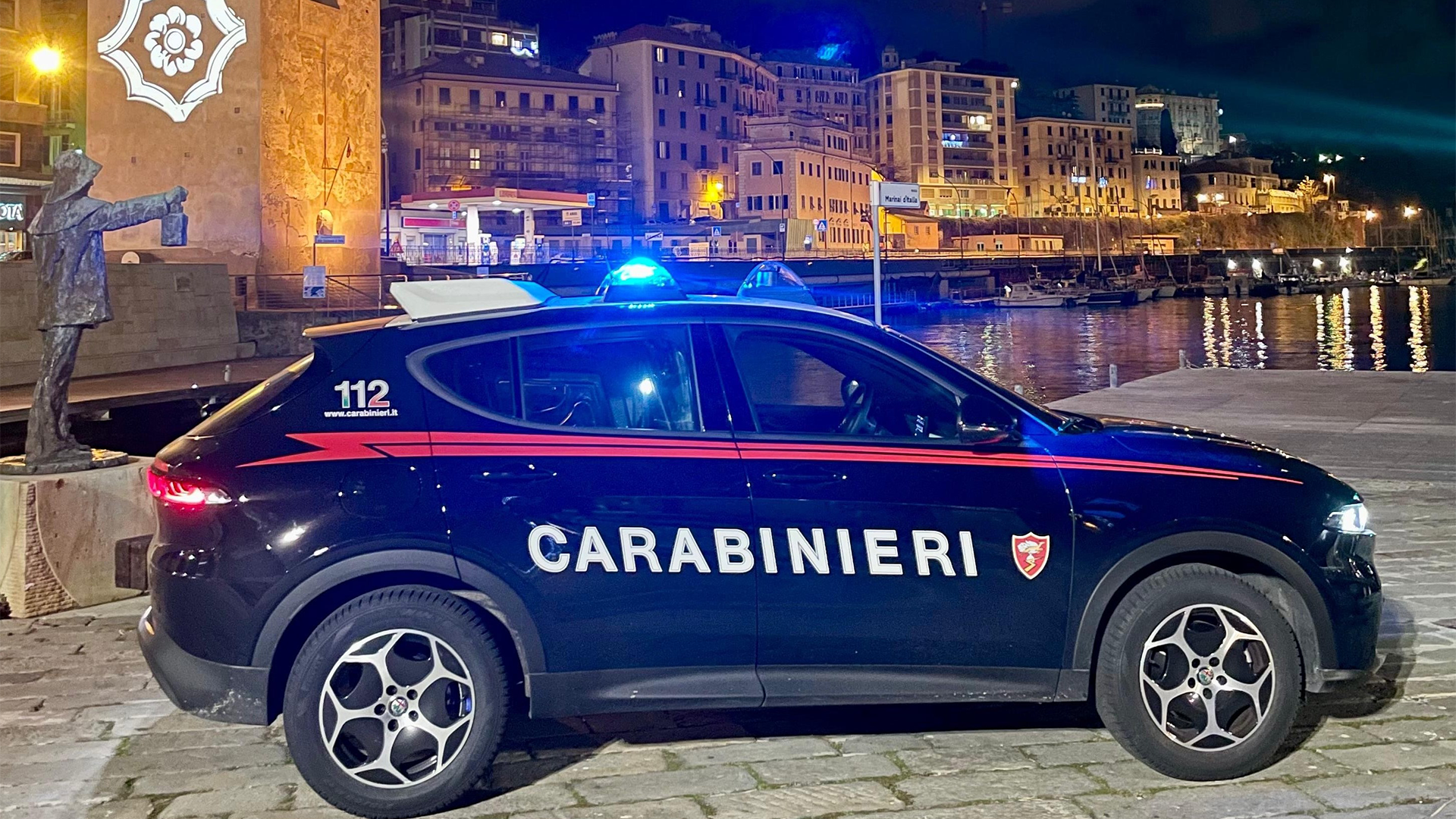 Savona, ruba un giubbotto durante il "Desbarassu" e scappa: 25enne arrestato dai Carabinieri