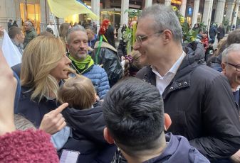  Genova, fiaccolata per l’Ucraina: i candidati sindaco Piciocchi e Salis in piazza con la comunità 