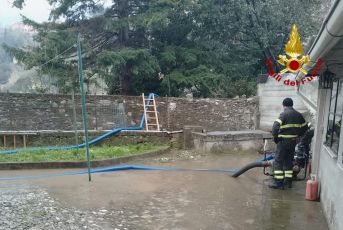 Bolzaneto, rottura di una tubatura in via Polonio, strade e giardini allagati