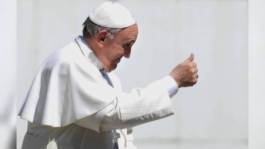 Papa Francesco, i medici: "Lieve miglioramento, rientrata insufficienza renale"