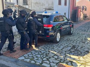 Castiglione Chiavarese, spara tre colpi al vicino durante una lite: allevatore si consegna ai carabinieri. Il ferito è in gravi condizioni