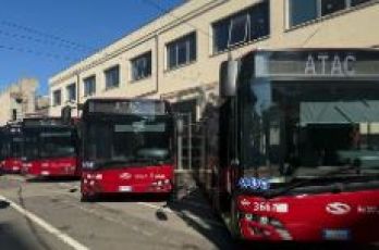 Roma, Atac rinnova la flotta: altri 15 bus a metano in servizio