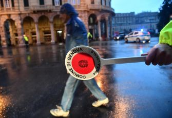 Arrestato borseggiatore seriale sui bus di Genova, colto in flagrante dalla Polizia Locale