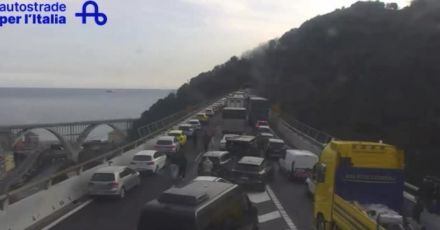 Tamponamento in galleria della A10, un mezzo in fiamme: tratto chiuso e poi riaperto tra Pra' e Arenzano