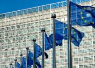 UE avvia consultazione su norme antitrust per il settore automobilistico