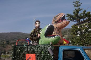 Pontedassio, successo per il Carnevale di Villa Viani: carri e musica protagonisti della festa