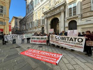 Genova, i residenti di Certosa davanti al comune: «Basta chiacchiere, vogliamo risposte concrete»