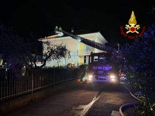 Incendio sul tetto di un’abitazione a Cogorno, intervento rapido dei Vigili del Fuoco