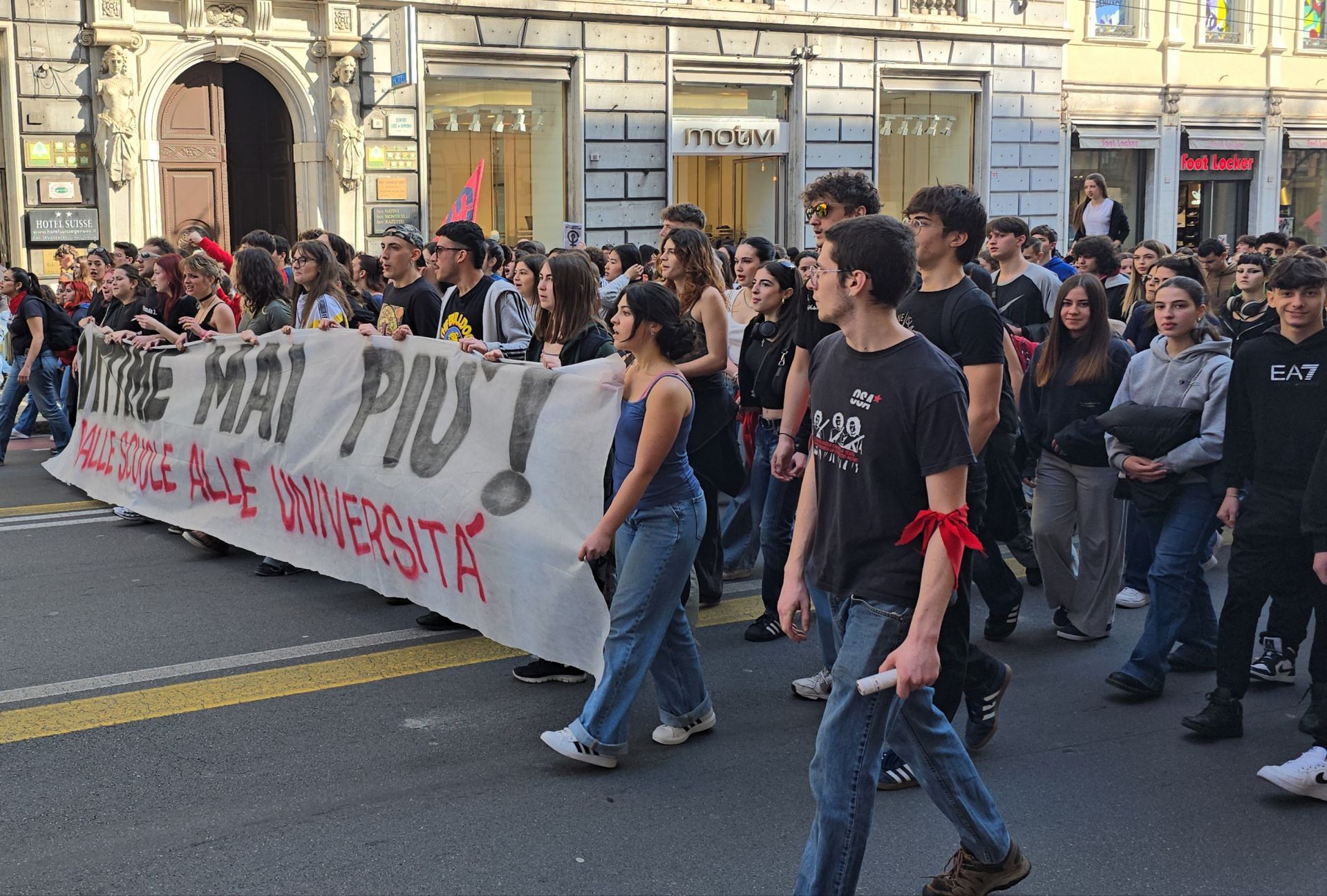 Genova, studenti in corteo contro violenza nelle scuole: oltre un migliaio in piazza 