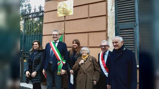 Genova ricorda la partigiana Teresa 'Chicchi' Mattei e il fratello Gianfranco: esposta la targa sulla casa della combattente in via D'Albertis