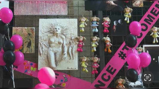 8 marzo, il Wall of Dolls si impegna per l’indipendenza femminile 365 giorni all’anno