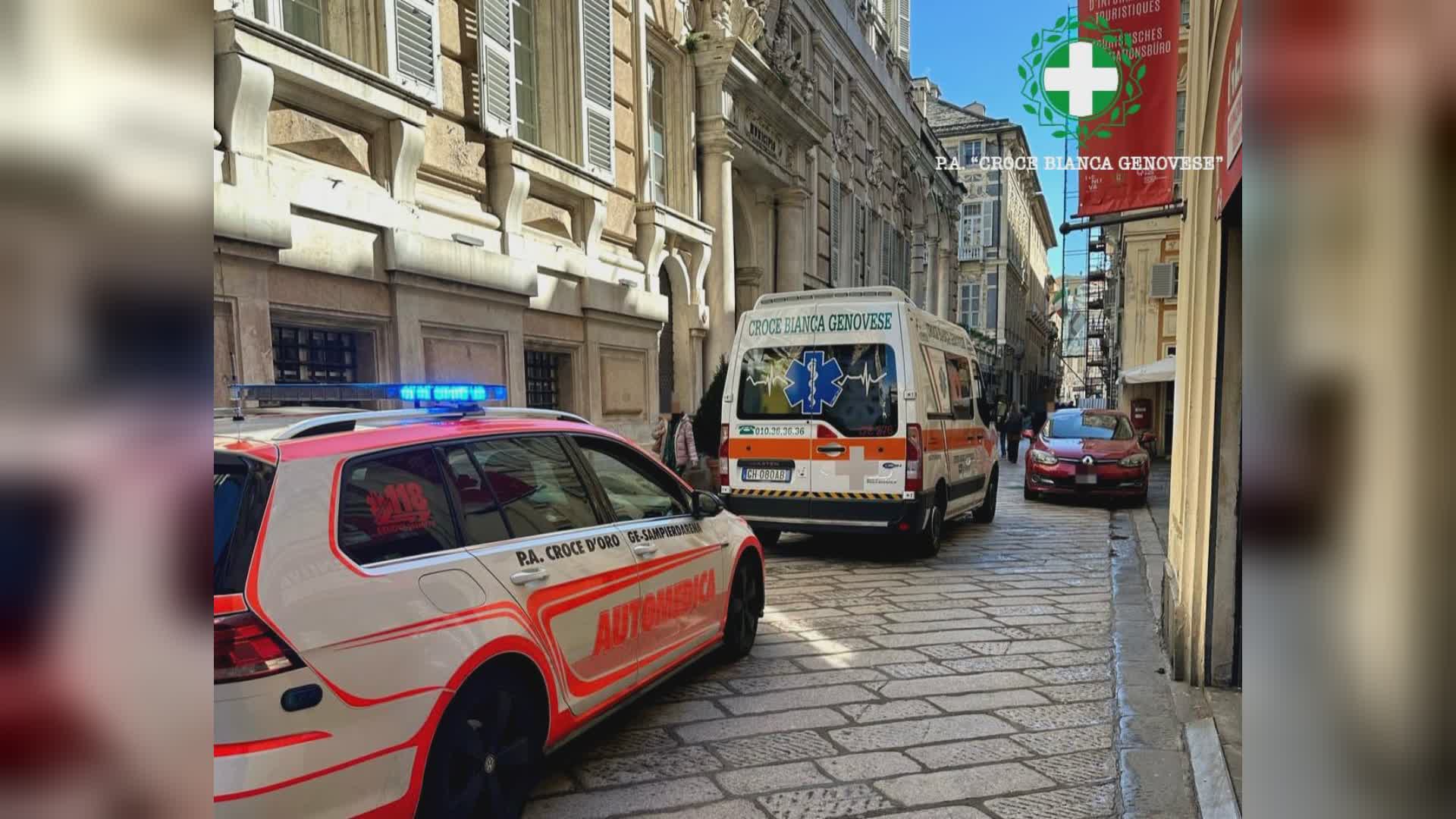 Genova: muore stroncato da malore in via Garibaldi davanti a Palazzo Tursi