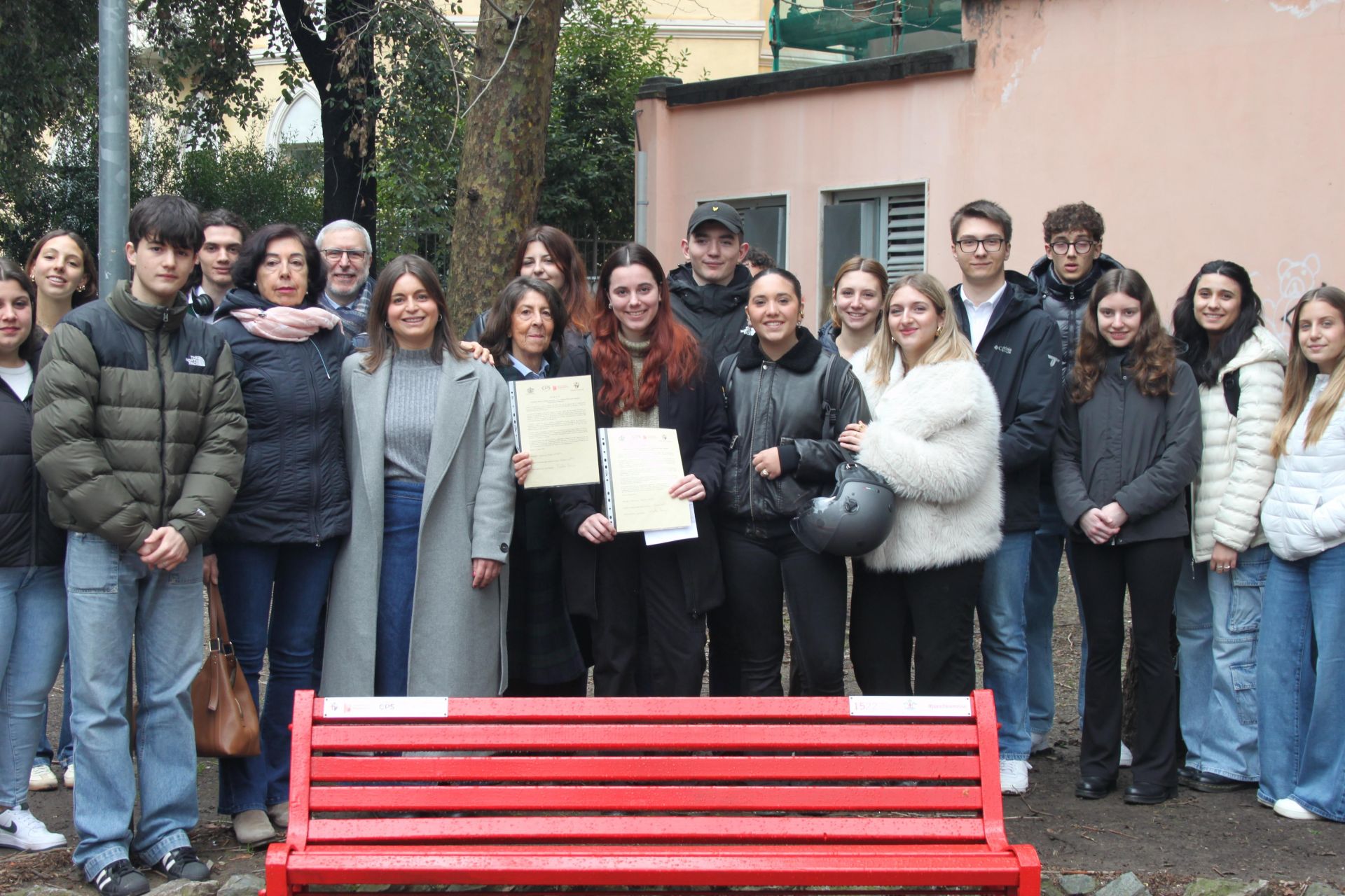 Certosa, inaugurata la panchina rossa in memoria di Giulia Cecchettin