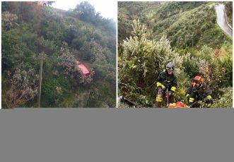 Auto finisce in un dirupo a Levanto, conducente soccorso dai Vigili del Fuoco
