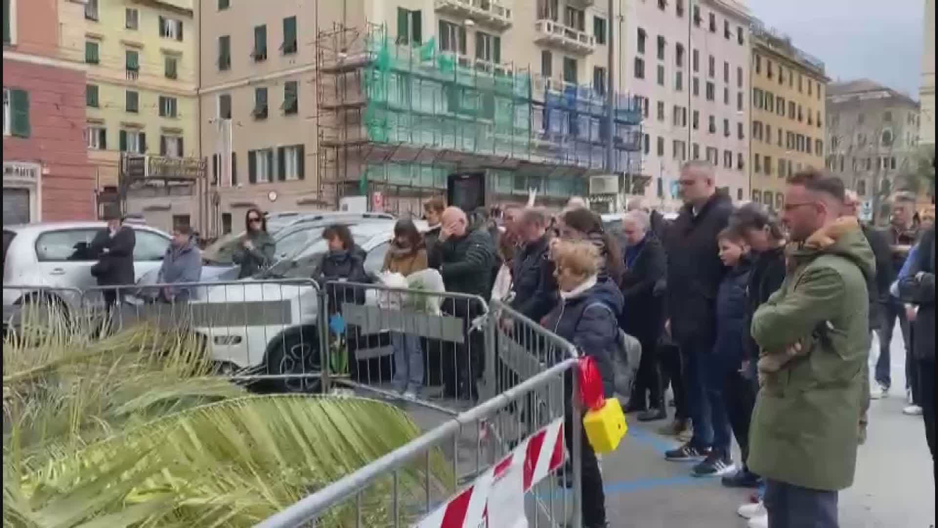 Donna travolta da una palma, cittadini riuniti in un minuto di silenzio per Francesca Testino