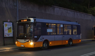 Genova, segue una donna dall’autobus e la aggredisce: arrestato un ventenne