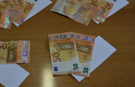 Genova, tenta di pagare con soldi falsi: arrestato un 47enne a Molassana