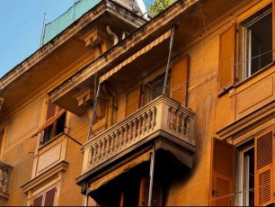 Tragedia nella notte a Sestri Ponente, incendio in un appartamento: un morto, quattro intossicati. Rientrate in casa le 14 famiglie