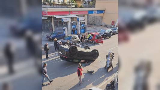 Genova, auto ribaltata a Quinto: strada chiusa e poi riaperta