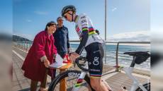 Alassio: verso la Sanremo, sul Muretto anche la firma del campione del mondo Tadej Pogacar