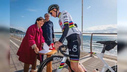 Alassio: verso la Sanremo, sul Muretto anche la firma del campione del mondo Tadej Pogacar