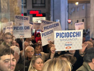Elezioni, Vince Genova presenta il simbolo: entro 15 giorni le liste. Piciocchi: “Siamo una grande famiglia”