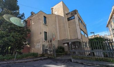 Infiltrazioni d'acqua in mensa, bambini della primaria Salgari costretti a mangiare in classe