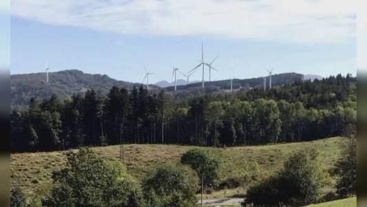 Savona, M5S contro impianti eolici: "Basta assalto alla Valbormida, il 90% delle pale liguri concentrate sulle nostre colline"