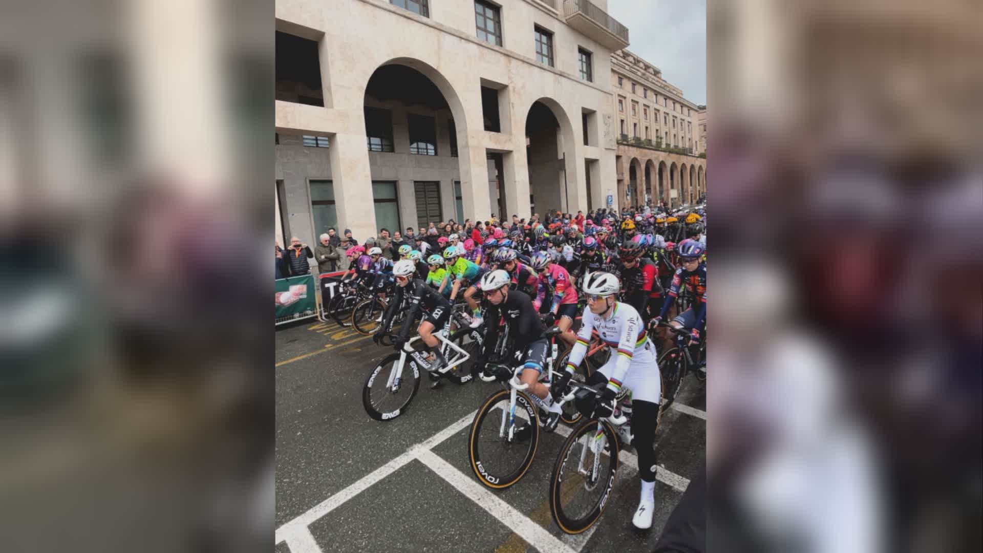 Ciclismo, partita da Genova la Sanremo Women: 140 atlete sfrecciano sulla Sopraelevata (VIDEO)