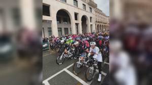 Ciclismo, partita da Genova la Sanremo Women: 140 atlete sfrecciano sulla Sopraelevata (VIDEO)